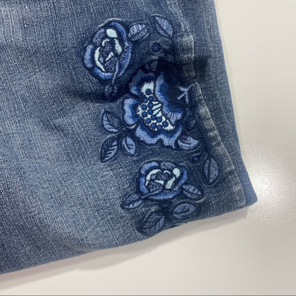 Zanadi Cotton Y2K Floral Embroidered Rolled Hem Blue Jeans NWT Size 14 - Picture 8 of 16